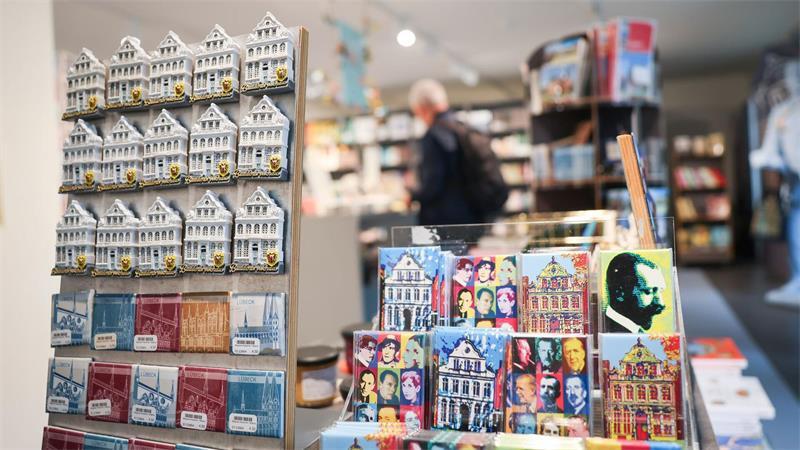 Weltliteratur aus Lübeck: 125 Jahre Buddenbrooks Kühlschrankmagneten und andere Souvenirs zum Buddenbrookhaus werden im Museumsshop „Buddenbrooks am Markt - Infocenter und Museumsshop“ in der Lübecker Altstadt angeboten.