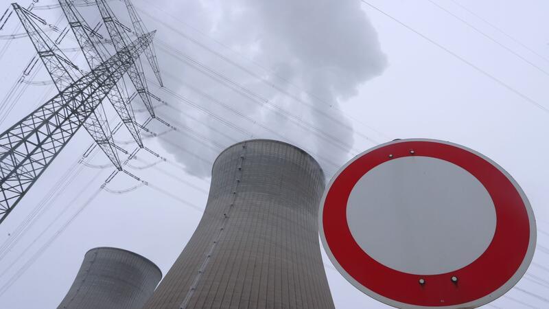 Betreiber plant Energiespeicher auf Gelände des AKW Brokdorf Kühltürme eines Atomkraftwerkes stehen hinter einem Verbotsschild.