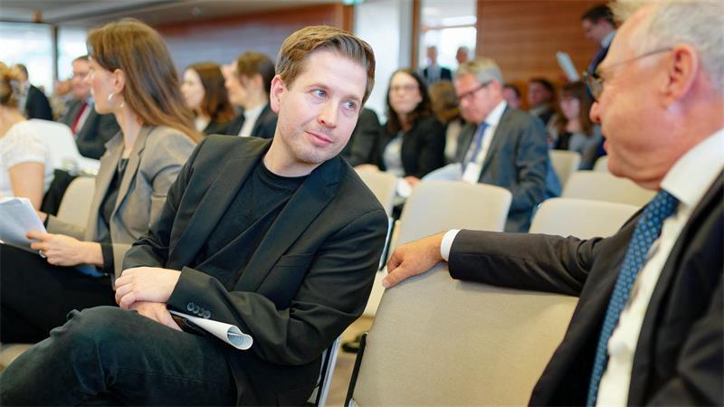 Karlsruhe prüft Klage zu Steuervorteilen für Firmenerben Kühnert kritisiert die Steuervorteile für große Betriebe.