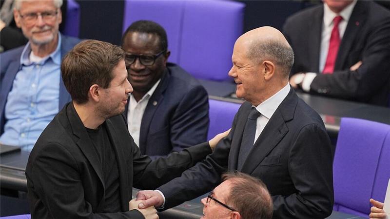 Abschied am Rednerpult: Kühnerts Appell an die Demokratie Kühnert musste im Parlament viele Hände schütteln - auch die von Kanzler Scholz.