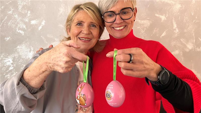 Kümmern sich für den Lions Club um die Stader Ostereier: Susanne Höhne (links) und Ulrike Fischer.