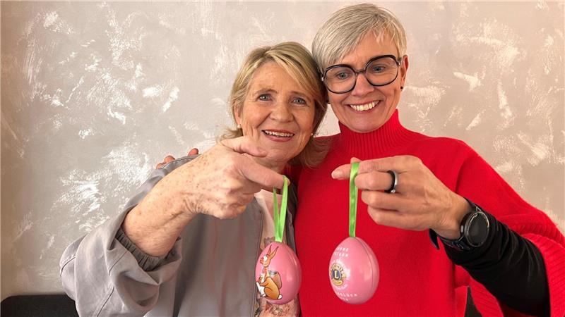 Kümmern sich für den Lions Club um die Stader Ostereier: Susanne Höhne (links) und Ulrike Fischer.