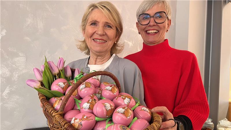 Kümmern sich in Stade um die Osterei-Lotterie des Lions Clubs: Susanne Höhne (links) und Ulrike Fischer.