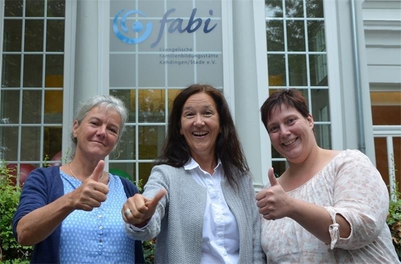 Kümmern sich um die Projekte Erziehungslotsen und die Hallo-Du-Paten (von links): Astrid Bergmann, Sonja Mäder und Wiebke Hoops vor der Stader Fabi-Zentrale. Foto: von Allwörden