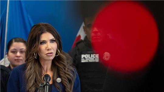 Kündigt die Entsendung Hunderter weiterer Bundesbeamter nach Minneapolis an - US-Heimatschutzministerin Kristi Noem. (Archivbild)