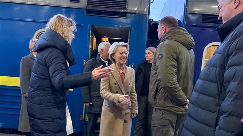 Drei Jahre Krieg: Ukraine erhält Milliardenhilfen und kämpft Kündigt in Kiew weitere Unterstützung für die Ukraine an: Kommissionspräsidentin Ursula von der Leyen.