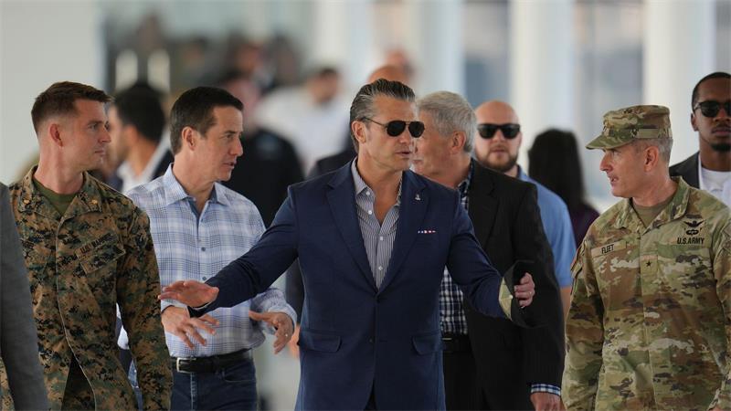 USA fordern Klartext von Nato-Partnern - Lob für Deutschland Kündigte im Juni die Überprüfung der US-Truppenpräsenz in Europa an: Verteidigungsminister Pete Hegseth (M.). (Archivbild)