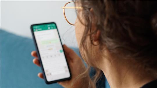 Kündigungen per WhatsApp sind unwirksam: Das Arbeitsverhältnis bleibt bestehen, wenn die gesetzliche Schriftform nicht eingehalten wird.