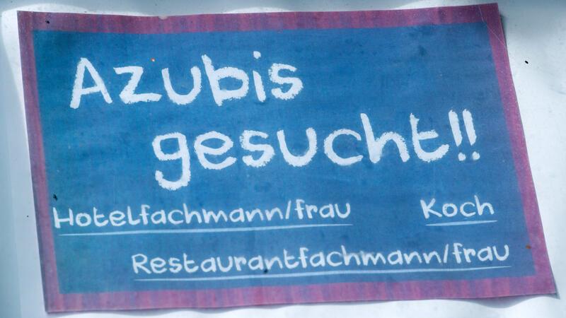 Heizung, Bafög, Ausbildung: Das ändert sich im August Vor einem Hotel hängt ein Schild mit dem Schriftzug «Azubis gesucht!!».