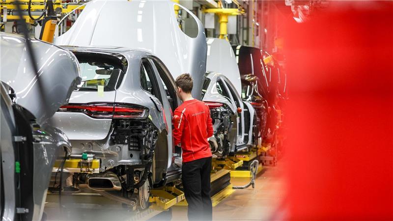 Porsche setzt auf Verbrenner – Milliardenlast drückt Gewinn Künftig setzt Porsche wieder weniger auf E-Modell wie den Macan - sondern auf Verbrenner. (Archivbild)