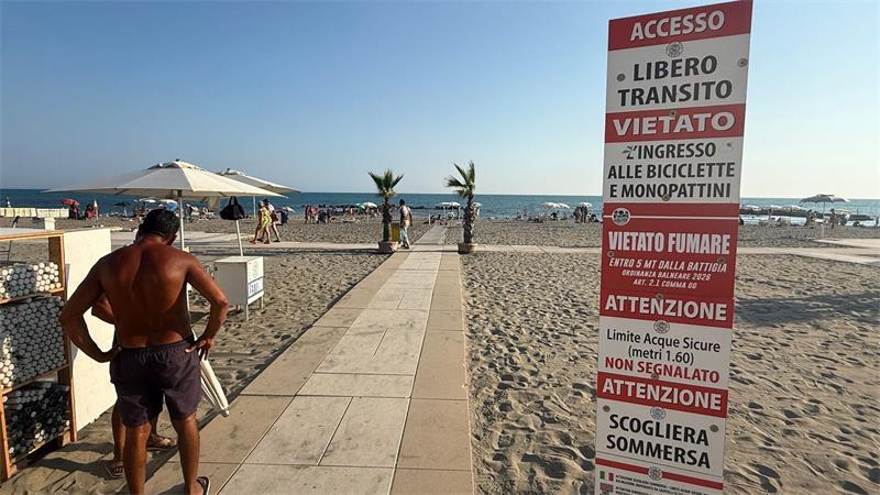 Meer für alle - Haben Italiens Strandbäder noch Zukunft? Künftig soll der freie Zugang (Accesso Libero) zum Meer häufiger möglich sein.