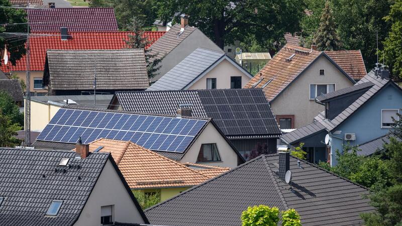 Weniger Bürokratie soll für mehr Wohnungsbau sorgen Künftig soll dichter gebaut werden - zum Beispiel im Garten der Eltern. (Archivbild)
