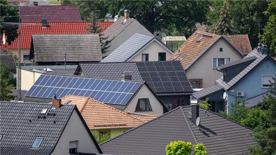 Künftig soll dichter gebaut werden - zum Beispiel im Garten der Eltern. (Archivbild)