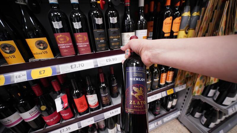 Künftig sollen die Menschen in Großbritannien auch wieder Wein und Sekt in Pint-Flaschen kaufen können.