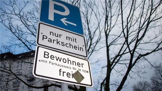 Künftig sollen in Hamburg Kamera-Fahrzeuge eingesetzt werden, um Falschparker etwa in Bewohnerparkzonen zu identifizieren. (Archivbild)