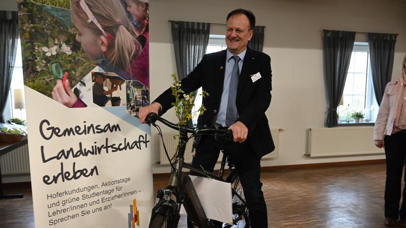 Knabbe tritt ab: Wer füllt die Lücke, die er im Landvolk hinterlässt? Künftig wird Johann Knabbe deutlich mehr Freizeit haben. Um sie an der frischen Luft zu genießen, gab es zum Abschied ein E-Bike.