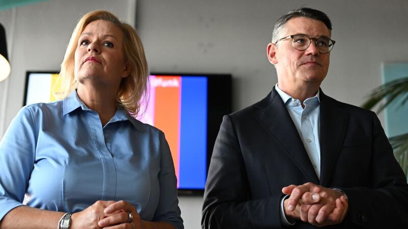 Hessen: CDU und SPD haben Koalitionsvertrag unterzeichnet Künftige Koalitionäre: Nancy Faeser (SPD) und Ministerpräsident Boris Rhein (CDU).