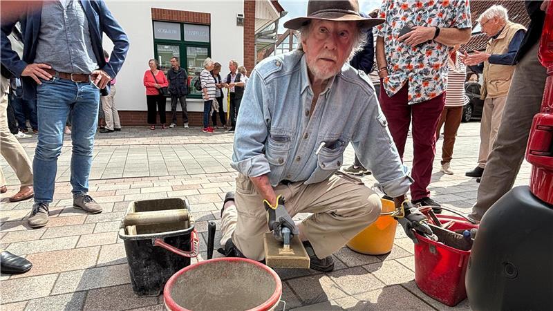 Stolpersteine in Horneburg: Was mit Gita, Marie und Heinrich geschah Künstler Gunter Demnig ist für das Verlegen der Stolpersteine persönlich nach Horneburg gereist.
