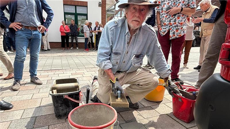 Künstler Gunter Demnig war im Juli 2025 für das Verlegen der Stolpersteine persönlich nach Horneburg gereist.