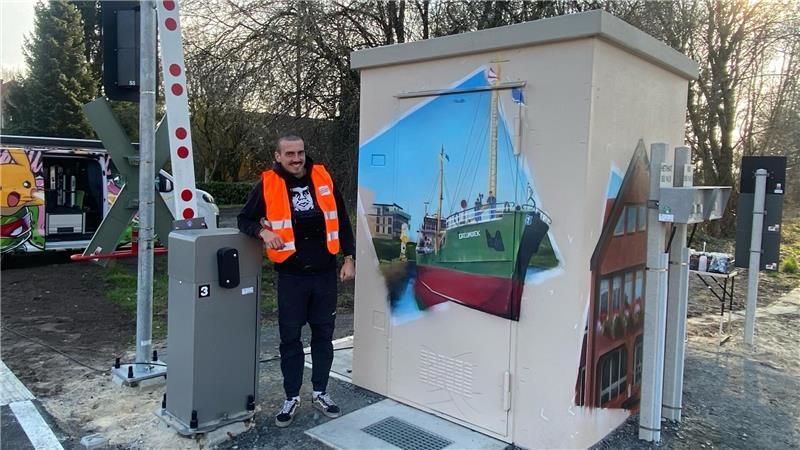 Künstler Leo Cordes hat drei Schalthäuschen der EVB in Fredenbeck gestaltet.