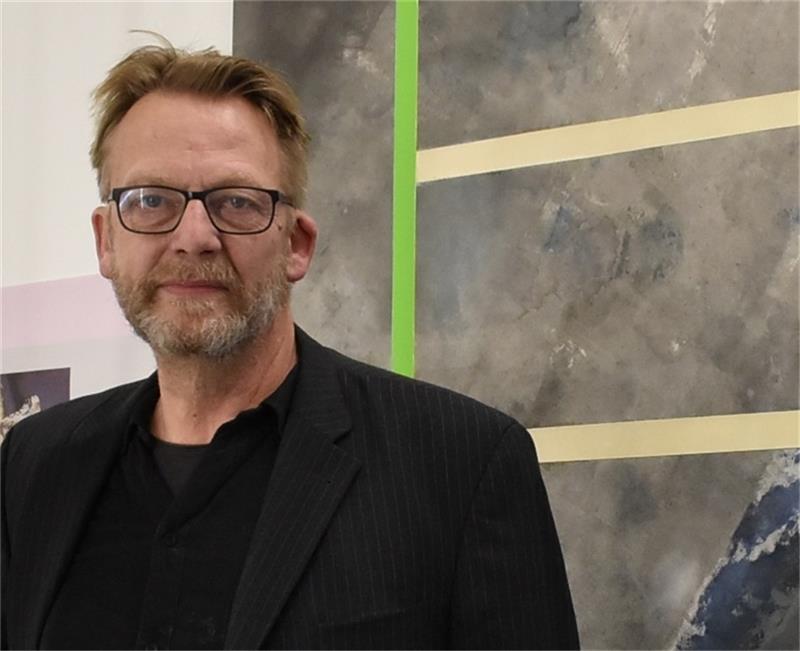 Künstler Matthias Weber kuratiert auch die Ausstellungen im Viebrockhaus in Harsefeld. Foto: Weselmann