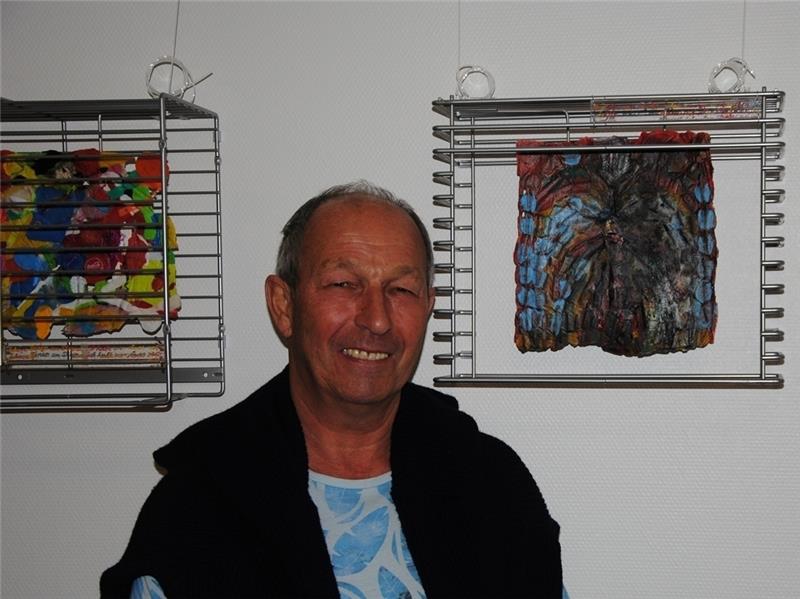 Künstler Michael Gohr vor einem seiner Exponate.