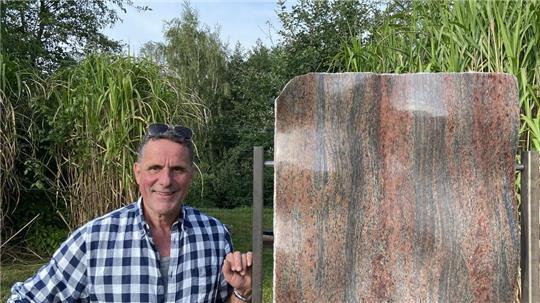 Künstler Thomas Werner mit einer seiner Skulpturen.