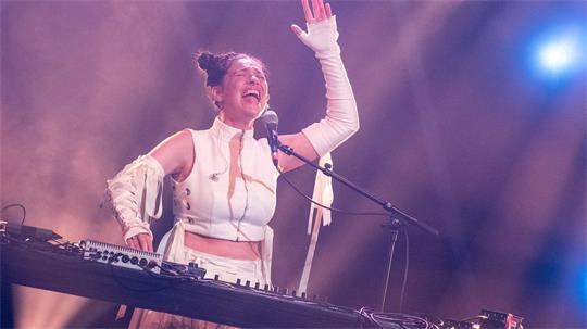 Künstlerin Ganna während ihrer Performance auf dem Anchor Award des Reeperbahn-Festivals.  