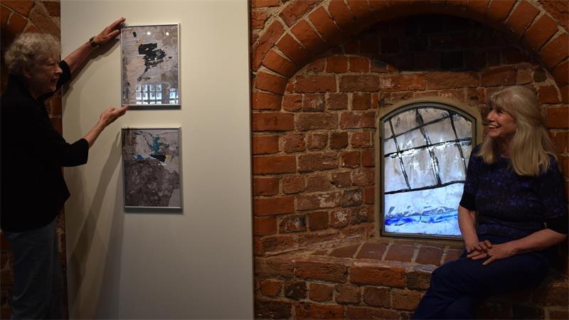 Trikolore und Flusslauf: Buxtehude wird zum Schaufenster neuer Kunst Künstlerin Imke Korth-Sander zeigt ihre Wegstrecken.