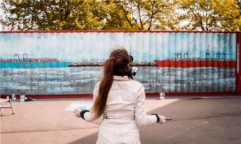Künstlerin Jeaninne Platz hat den Container mit ihren Händen bemalt. Foto: Florian Schade