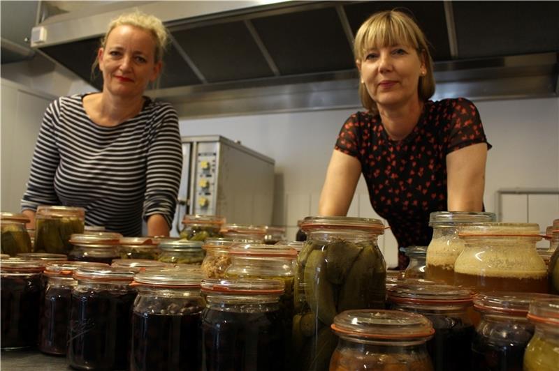 Künstlerin Swaantje Güntzel und Ausstellungskuratorin Claudia Rasztar mit den Weckgläsern , die bereits für die Ausstellung gesammelt wurden. Foto: Frank