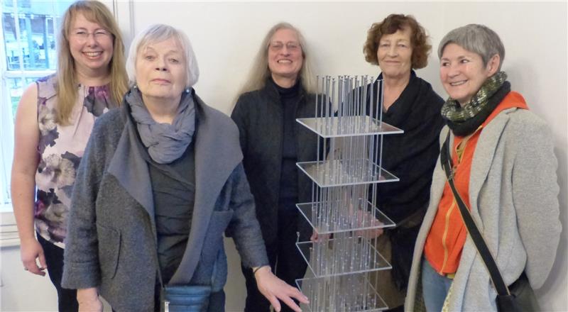 Künstlerin Ulrike Anna Schwartz erhielt für ihren Babelturm den Preis des Kunstvereins Stade. Hinter ihr (von links) Vorsitzende Monika Bethmann, Beate Fiedler, Minke Havemann und Birgit Jaenicke. Foto Eidtmann