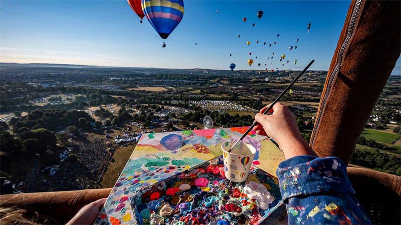 Künstlerin malt live aus dem Heißluftballon bei Bristol Balloon Fiesta