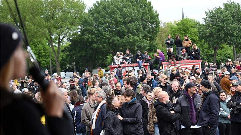 Männer demonstrieren in Hamburg gegen Gewalt an Frauen Künstlerinnen, Künstler und Sprecher traten auf.