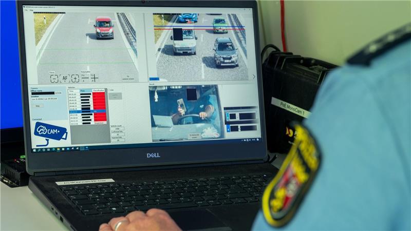 Künstliche Intelligenz kann erkennen, wenn Autofahrer ihr Handy in der Hand halten. (Archivbild)