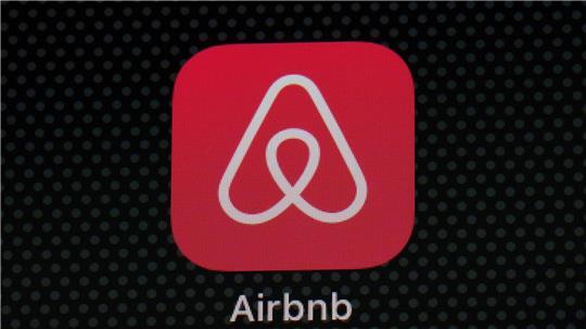 Künstliche Intelligenz soll die Airbnb-App stärker auf einzelne Nutzer zuschneiden. (Archivbild) 
