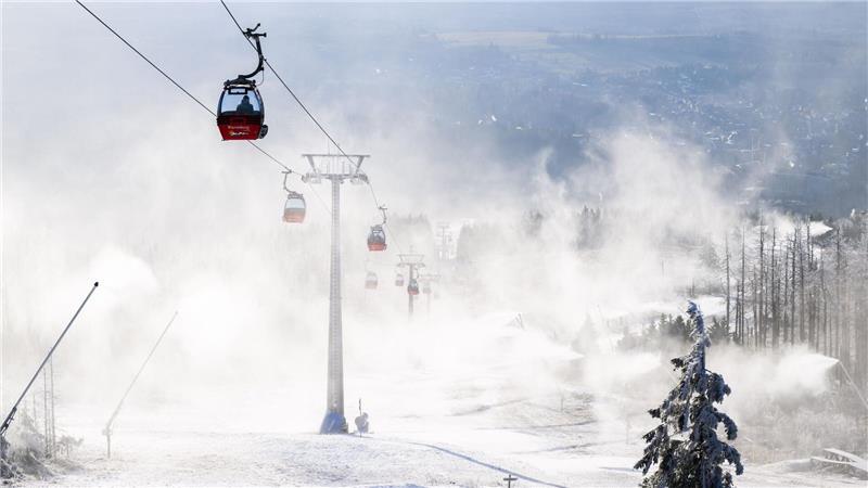 Künstliche Pracht: Schneekanonen beschneien Skipisten an der Wurmberg-Seilbahn im Harz. 