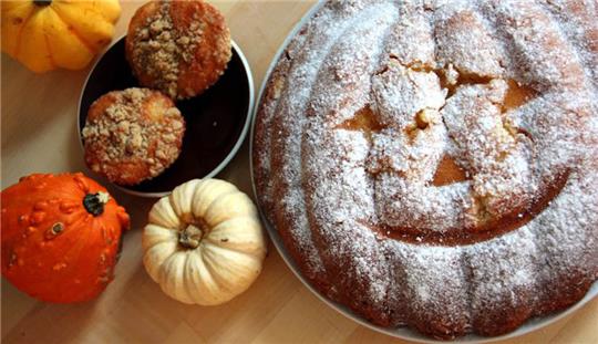 Kürbiskuchen und Kompott: Auch als süße Variante ein Genuss.Foto: Mascha Brichta/dpa-tmn