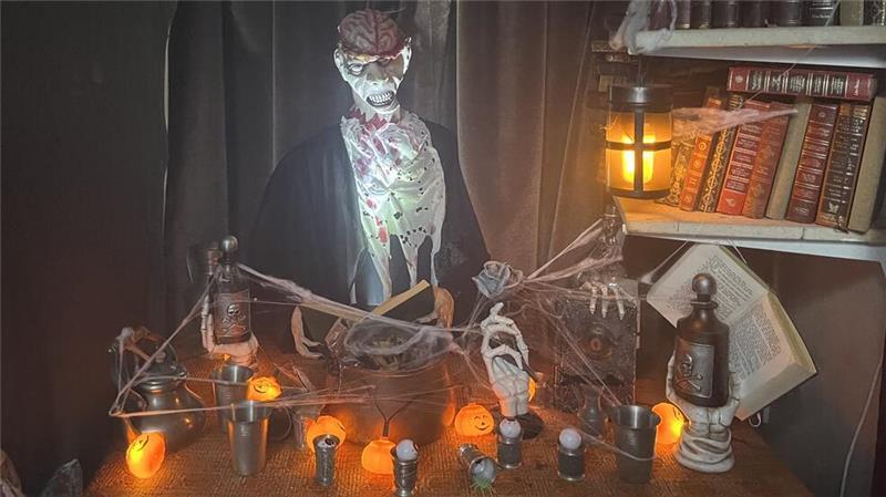 Kürbisse, Monster, Geister und Skelette: Im Horrorhaus in Drochtersen ist Gruselspaß garantiert.