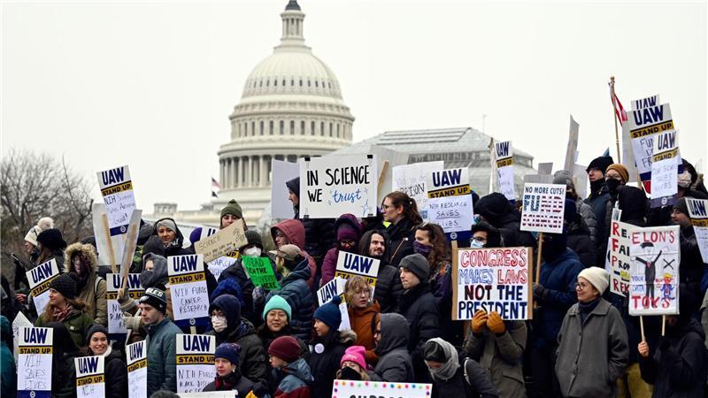 Experten: Trumps Forschungsfeindlichkeit hat Folgen für Alle Kürzungen etwa bei den US-Gesundheitsbehörden NIH und CDC erhöhen die globalen Risiken für die Ausbreitung von Infektionskrankheiten, wie Experten warnen.
