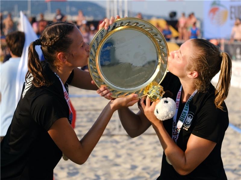 Küsschen auf die Schale: Die BSV-Spielerinnen Liv Süchting (links) und Katharina Filter genießen den Erfolg in Bulgarien. Fotos: Nikoleit