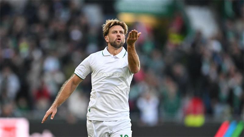 Küsschen für die Fans: Werder Bremens Torjäger Niclas Füllkrug nach seinem ersten von zwei Toren beim 2:2 gegen Paderborn.