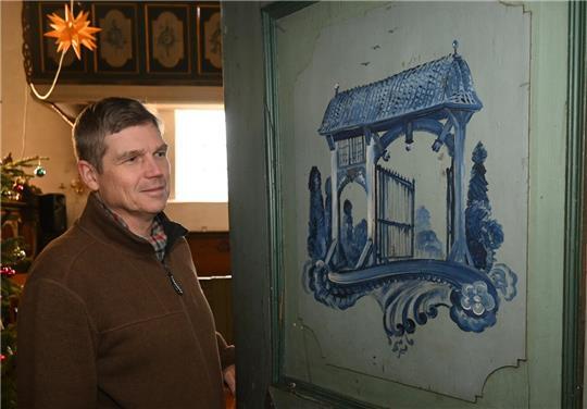 Küster Volker Garrn öffnet eine Tür der St.-Nikolai-Kirche in Jork-Borstel - vor 100 Jahren bemalt von dem Hamburger Künstler Hans Förster (1885–1966).
