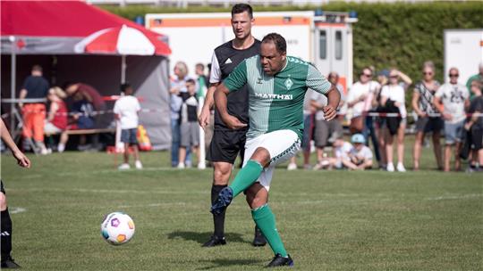 „Kugelblitz“ Ailton spielt noch regelmäßig für die Werder-Oldies. Foto: Masorat-f