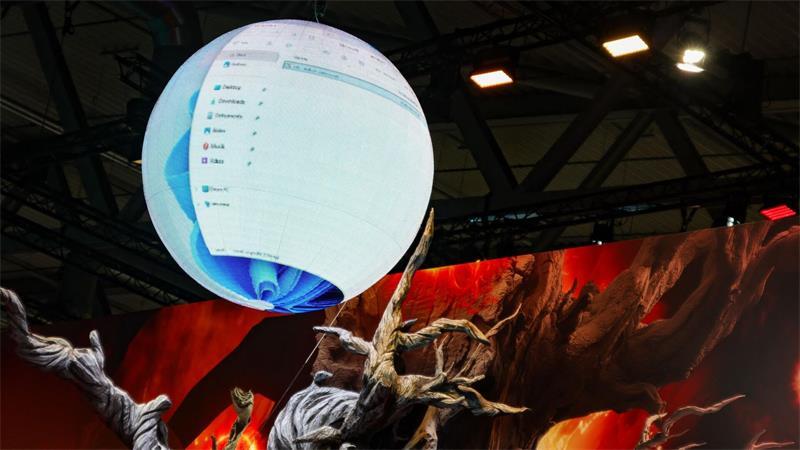 Kugelförmiger Monitor auf der Gamescom.