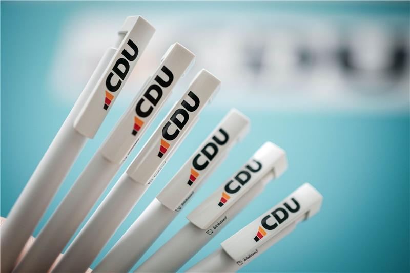 Kugelschreiber mit dem neuen CDU-Logo. «Die CDU wird wieder schwarz», sagte Generalsekretär Linnemann.