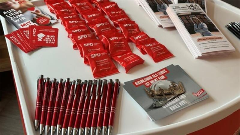 Kugelschreiber und Gummibärchen (in den roten Verpackungen) - die Werbegeschenke der SPD kommen klassisch daher. Gesehen beim SPD-Bürgerdialog "Auf ein Wort" im Hotel Meyer in Harsefeld.