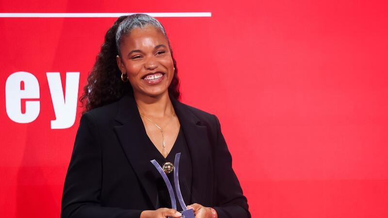 Olympiasiegerin Ogunleye über Sportförderung: „Sehr traurig“ Kugelstoß-Olympiasiegerin Yemisi Ogunleye wurde bei den „Sport-Bild-Awards“ 2024 in der Kategorie Moment des Jahres ausgezeichnet.