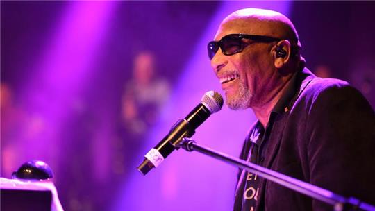 Kult-Moderator und Sänger Ron Williams führt durch das Programm und singt Songs von Soul-Legende Ray Charles.