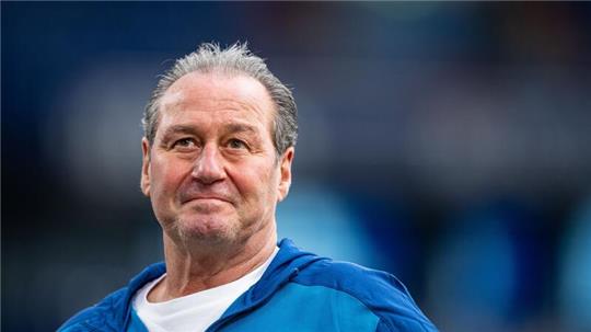 Kult-Trainer Huub Stevens sorgt sich um den FC Schalke 04.